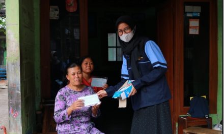 Mahasiswa KKNRDR77 UIN Walisongo ,  Bagikan Masker di Desa Sriwulan Kendal