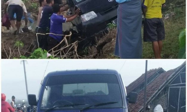 Jalan Licin Dua Mobil Tergelincir di Jalan Pantura Panggung – Bulak Baru Jepara
