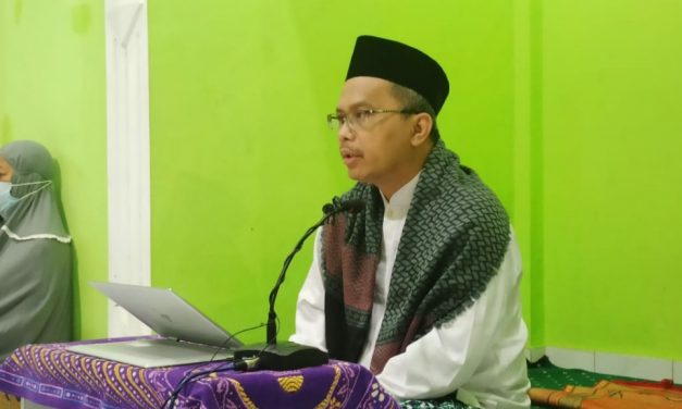 Mengangkat Tema ‘Santri Kaya, Why Not?’ – Mahasiswa KKN UINWS Kelompok 10 Adakan Kajian Tafsir Maudhu’i