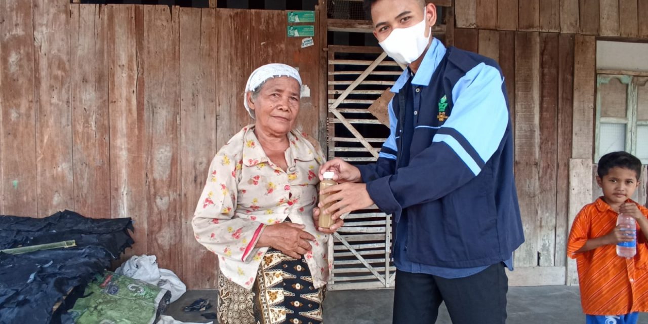 Tingkatkan Imunitas Di Tengah Covid-19 Mahasiswa KKN Membagikan minuman herbal Jamu kepada masyarakat