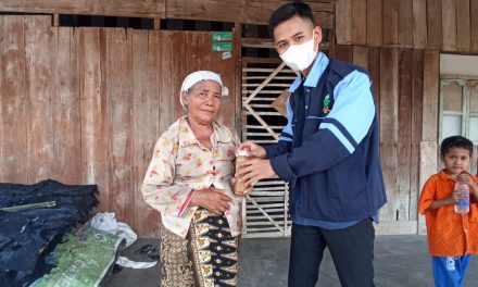 Tingkatkan Imunitas Di Tengah Covid-19 Mahasiswa KKN Membagikan minuman herbal Jamu kepada masyarakat