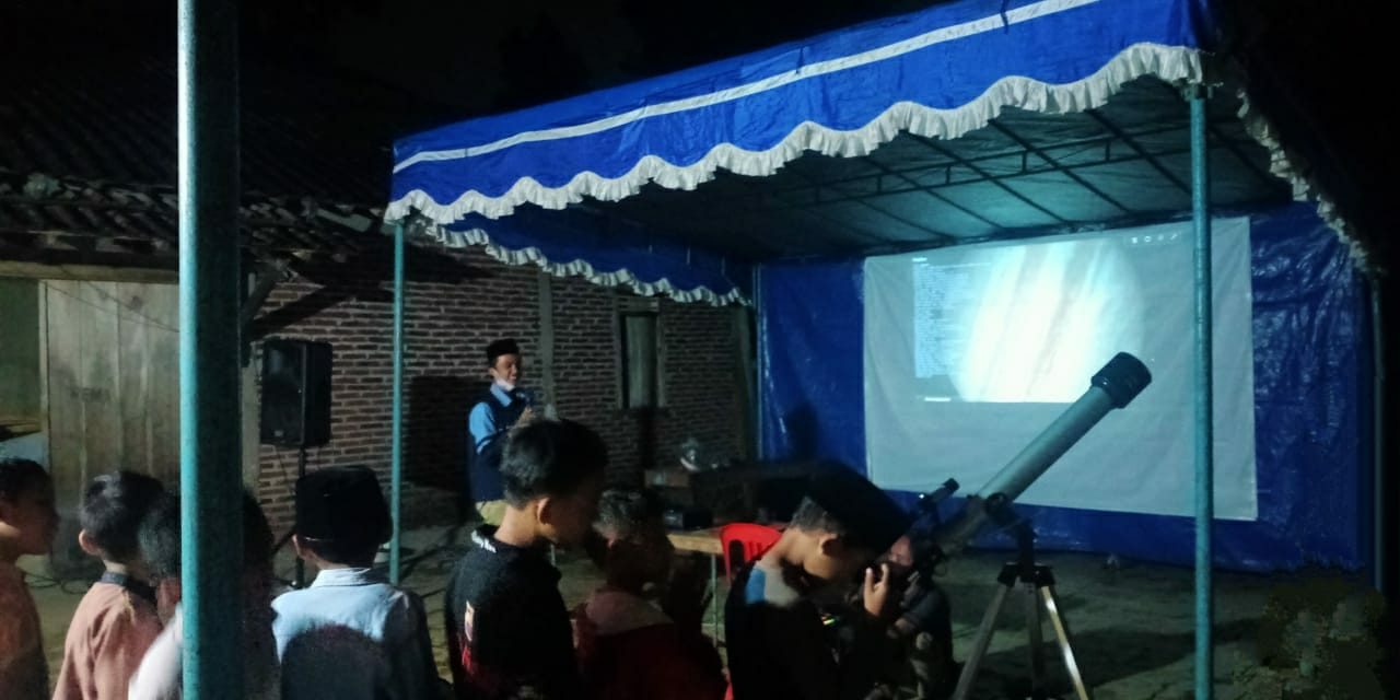 Mahasiswa KKN UIN Walisongo melakukan pengamatan benda langit  Bersama warga desa Branjang