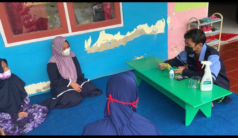 Mahasiswa KKN MMK ( Mandiri Misi Khusus) Lingkungan Mengadakan Pelatihan Pembuatan Disinfektan Kepada Warga Kelurahan Sumurrejo