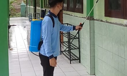 Mahasiswa KKN RDR 77 UIN Walisongo Semarang Semprot Disinfektan