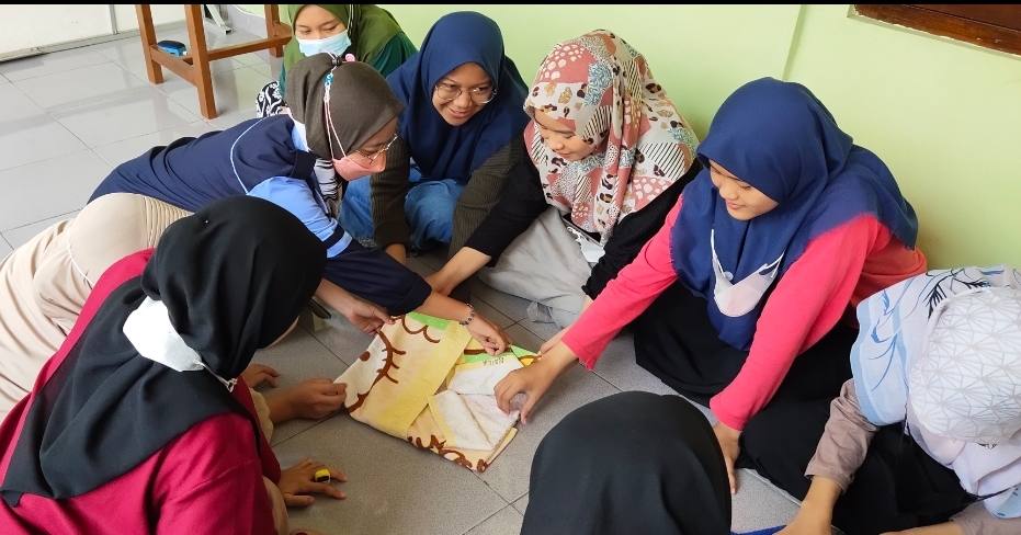 Pelatihan Keterampilan dan Kewirausahaan Baki Lamaran untuk Persiapkan Santri Mandiri di Masyarakat