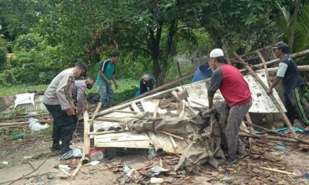 Polsek Wedung Bantu Bersihkan Puing-Puing Rumah Roboh Di Desa Tedunan