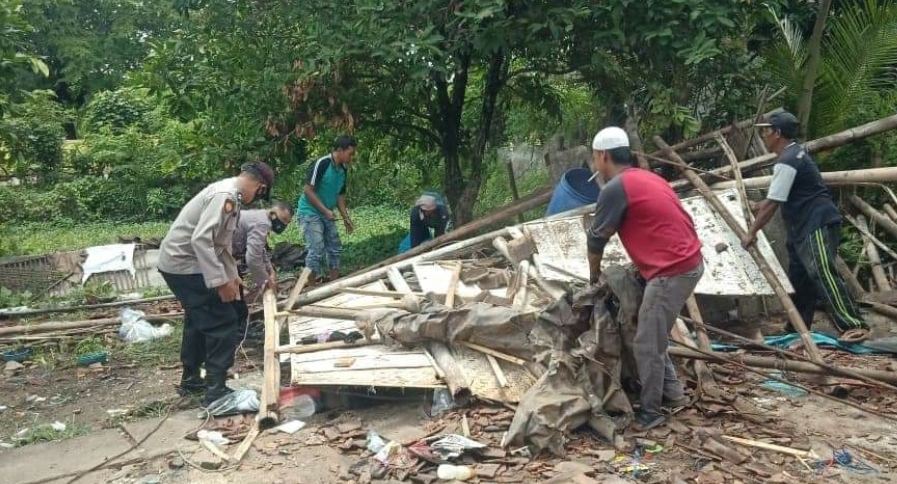 Polsek Wedung Bantu Bersihkan Puing-Puing Rumah Roboh Di Desa Tedunan