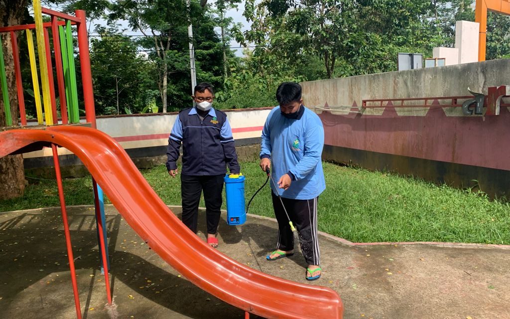 KKN MMK Lingkungan UIN Walisongo Semarang Melakukan Penyemprotan Disenfektan di Taman Amongrogo, Paud Nurul Iman dan Masjid terdekat di  Kelurahan Sumurrejo, Gunung Pati, Semarang.