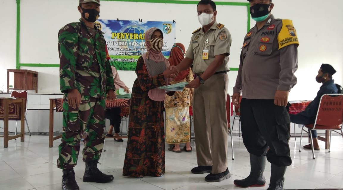 Hore!!!  Sertifikat Tanah Warga Temuroso Demak di Serahkan dalam Program PTSL