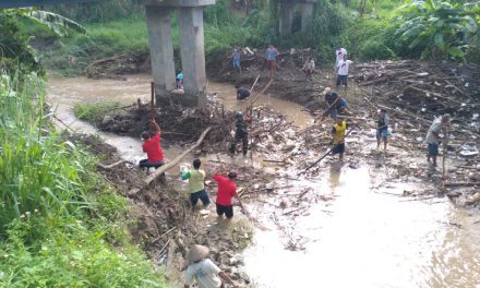 Gotong Royong Bersihkan Sungai Jamus dari Sampah