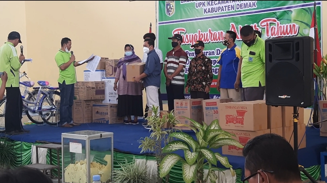 Tutup Tahun 2021 UPK Wedung Demak  Bagi bagi Hadiah dan Bantuan Alat Untuk Usaha Anggota Kelompok