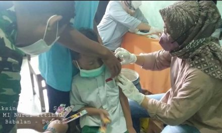 Giliran Siswa Siswi MI Nurul Ittihad Wedung Divaksinasi