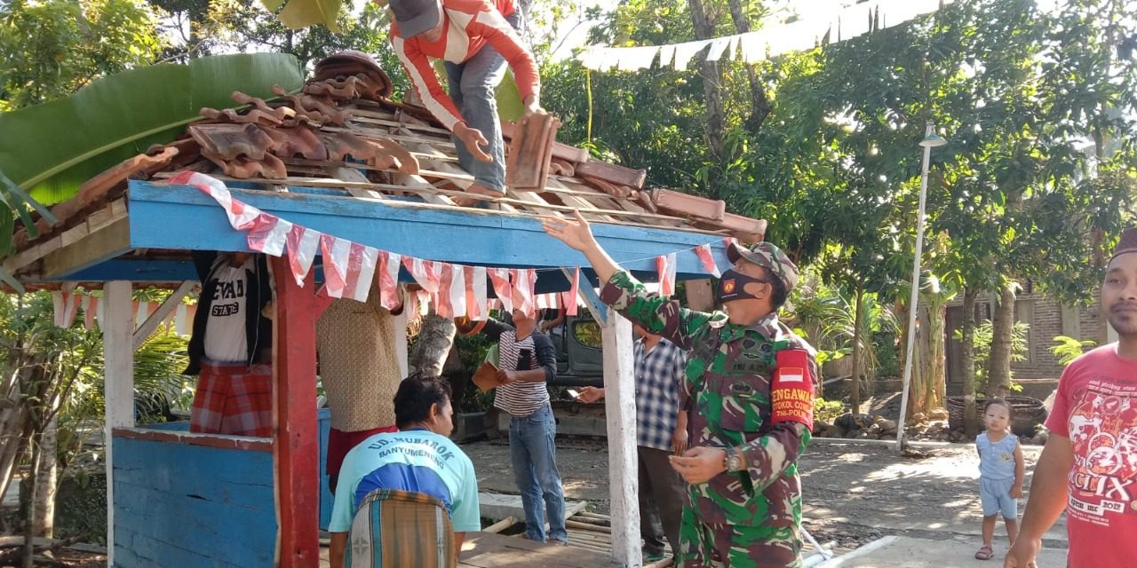 Tingkatkan Siskamling , Warga Banyumeneng Renovasi Gardu Pos Kampling Bersama Babinsa