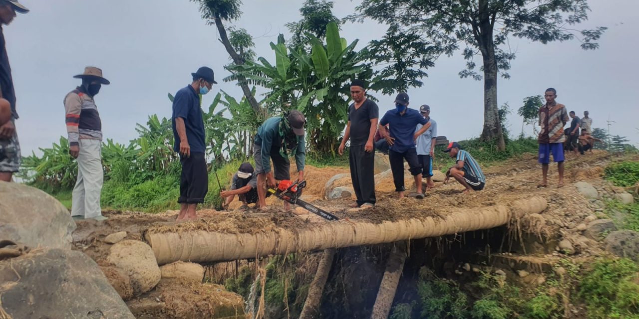 Tegakkan Aturan , Gapoktan Margo Utomo Tulakan Bongkar Jembatan Akses Penambang Illegal