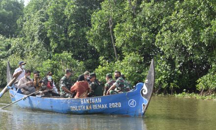 Tim Nakes Kodim 0716/Demak Gunakan Perahu Untuk Sampai Ke Lokasi Vaksin di Dukuh Onggojoyo