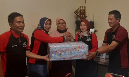 Pengurus IKA SMPN 1 Pecangaan Jepara, Beri Tanda Kasih Kepsek Yang Purna Tugas