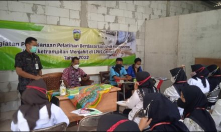 20 Warga Jepara Ikuti Pelatihan Menjahit Kerudung di LPK Cemara