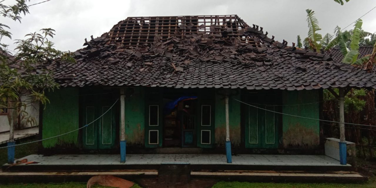 Angin Puting Beliung Landa Desa Tedunan dan Karangaji Puluhan Rumah Rusak Atapnya