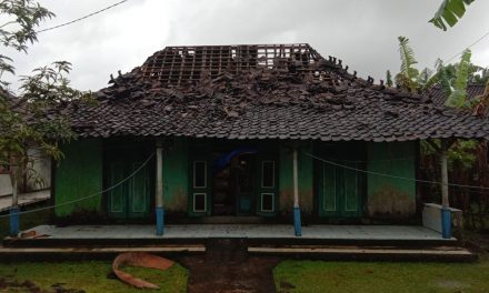 Angin Puting Beliung Landa Desa Tedunan dan Karangaji Puluhan Rumah Rusak Atapnya