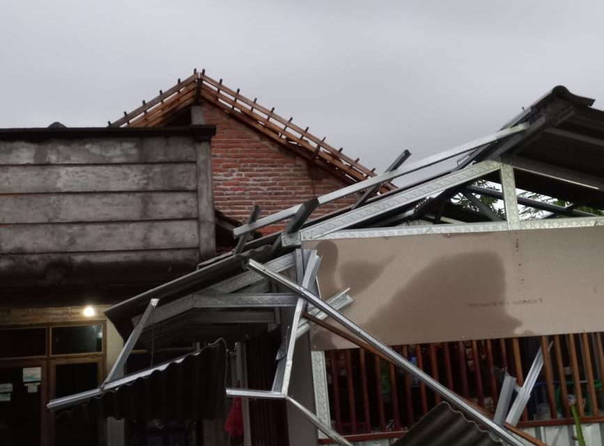 23 Rumah Rusak Dampak , Angin Puting Beliung Di Ujungpandan Welahan