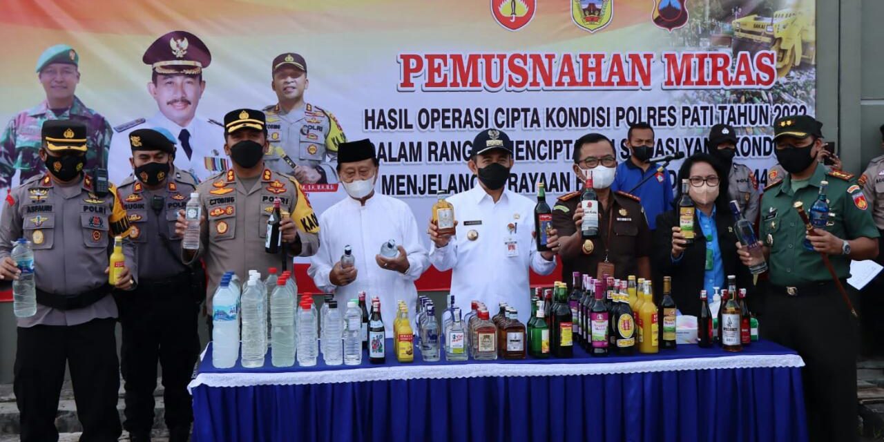 Polres Pati, Musnahkan Ribuan Botol Miras.