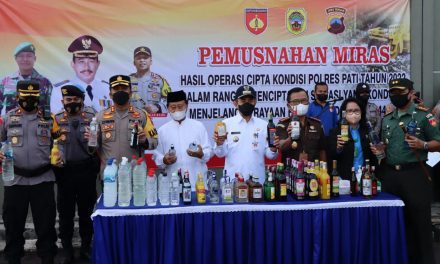 Polres Pati, Musnahkan Ribuan Botol Miras.