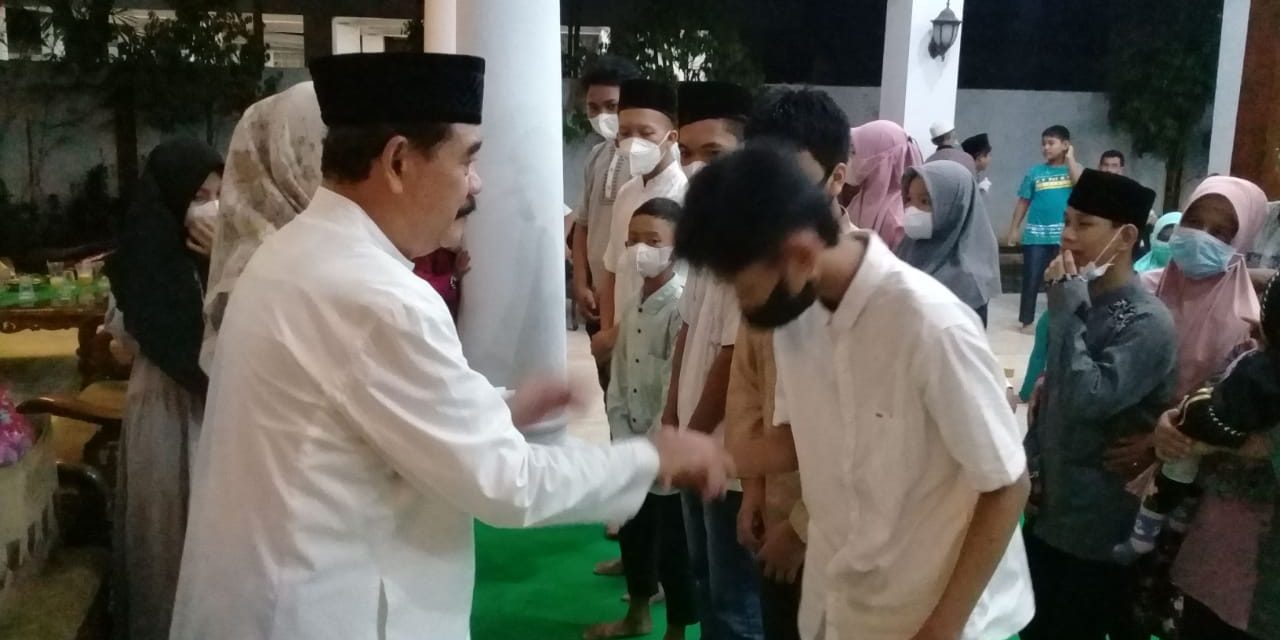 SLAMET WARSITO SANTUNI ANAK YATIM DIPENGHUJUNG BULAN RAMADHAN