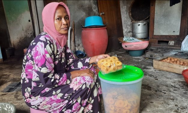 Bu Lutfiana Mutih Kulon Demak 15 tahun Lebih Produksi Kue Kering “ Dahlia “