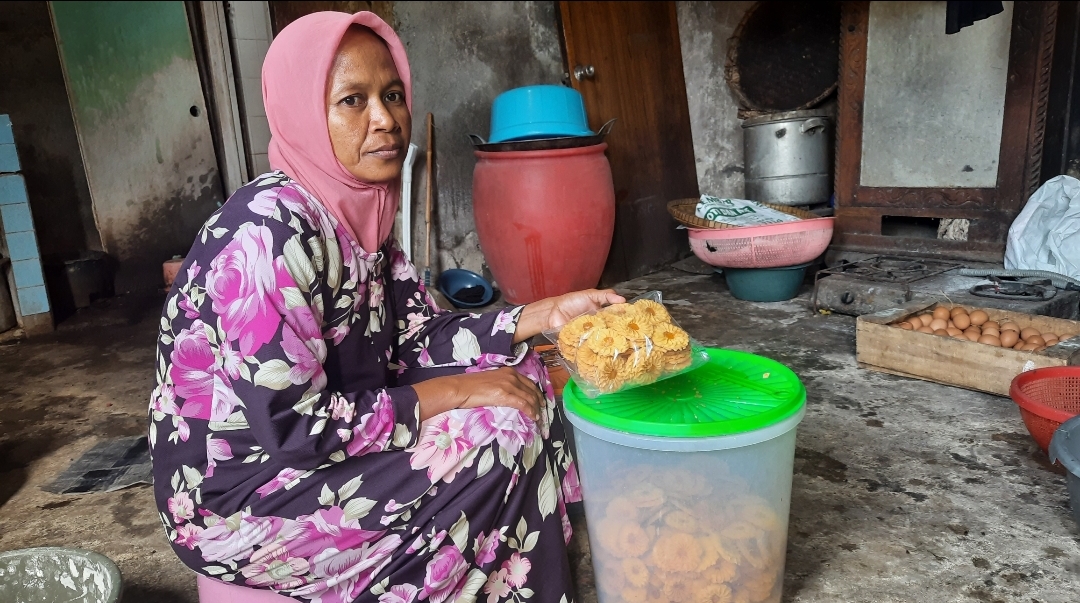 Bu Lutfiana Mutih Kulon Demak 15 tahun Lebih Produksi Kue Kering “ Dahlia “