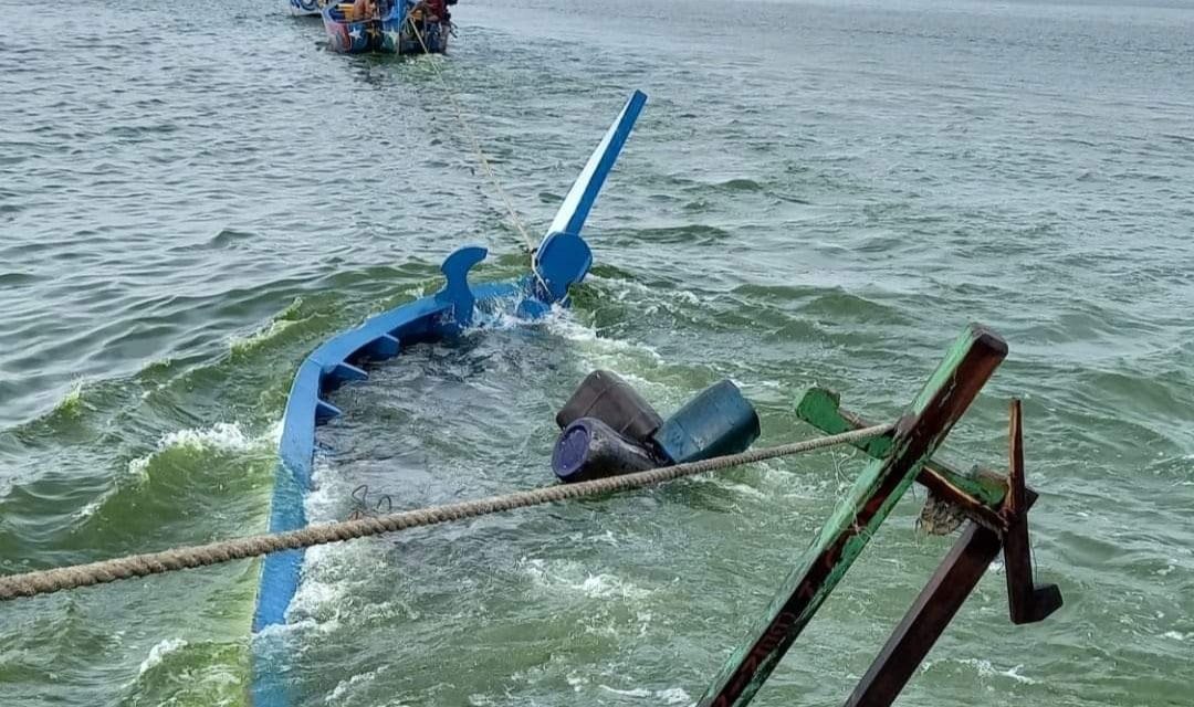 Ombak besar di laut Jepara , 2 perahu warga desa Kedung Karang Demak tenggelam