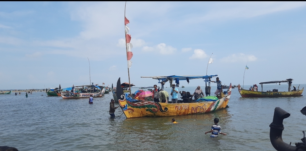 Pulau Tirangan Obyek Wisata Baru  Untuk  Kupatan Warga Wedung Demak