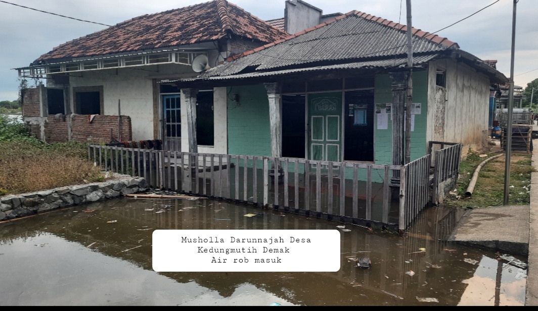 Rob Tinggi Sebuah Musholla Di Pesisir Demak Tergenang Air