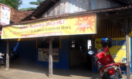 Warung Makan ” Bambu Sejati ” Bugel Jepara ,Prasmanan dengan Aneka Lauk