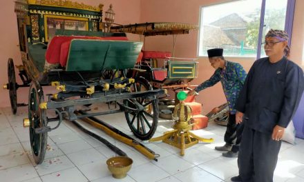 Kereta Kencana “Di Guyang” Jelang Iring-Iringan Grebeg Besar Demak