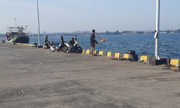 Liburan Lihat kapal Nelayan dan Memancing Di Dermaga Jepara