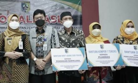 Bupati Serahkan Bantuan Bagi Pelaku Usaha Perikanan dan Kelautan  Di Kabupaten Demak