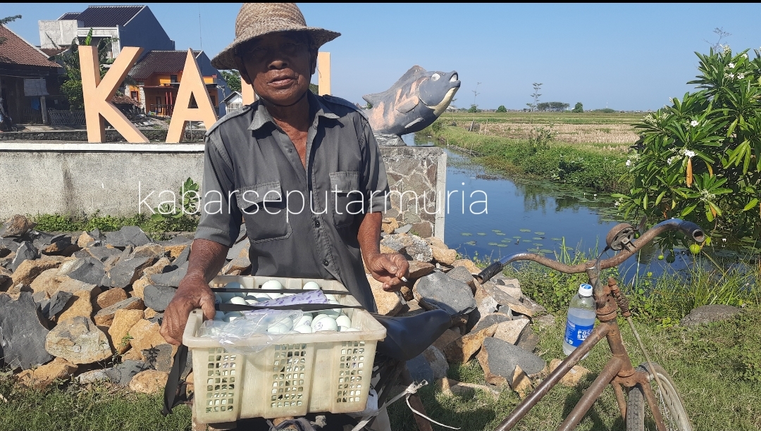 Mbah Kasmain Semangat Berusaha, Membuat Telur Asin Dipasarkan Keliling Kampung