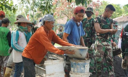 TMMD Demak : Warga Dusun Mintreng Berbondong-bondong Gotong Royong Pengecoran Jalan