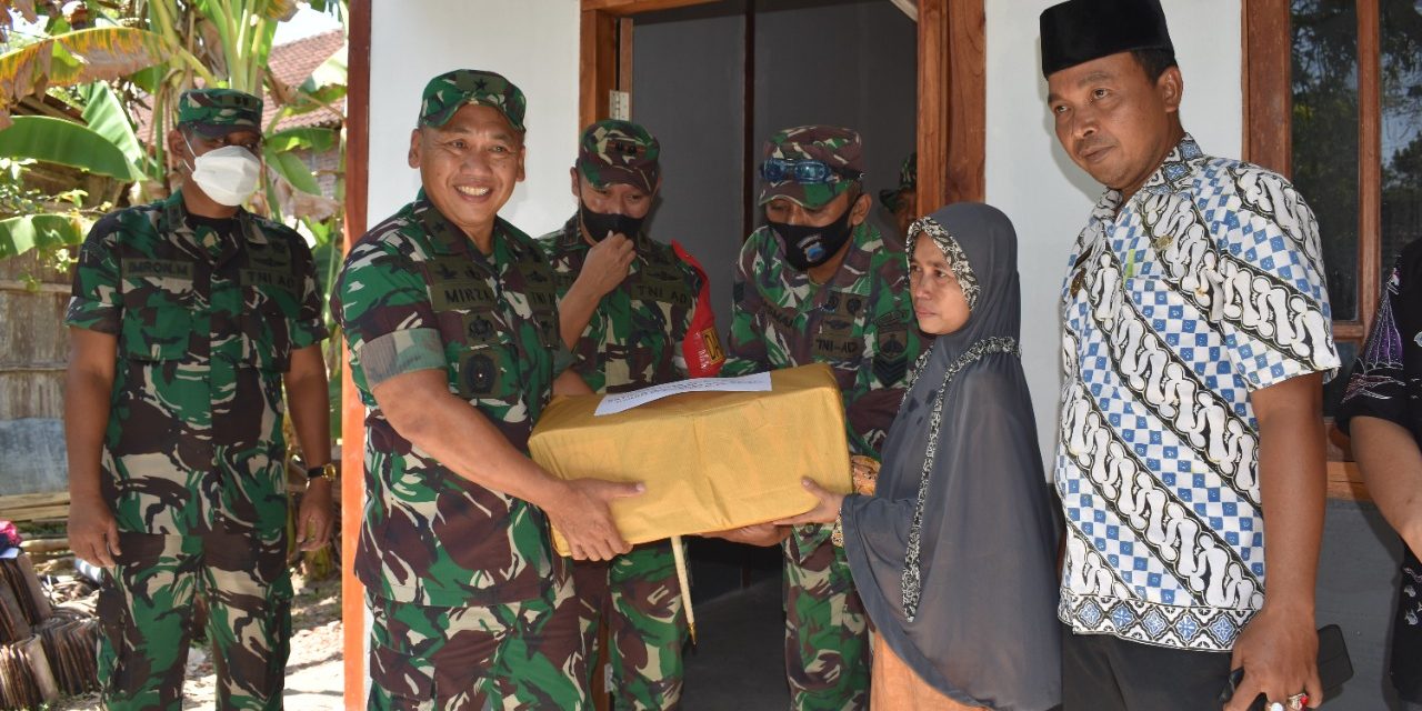 Janda Menangis Ungkapkan Terima Kasih di Depan Irdam , Rumah Reotnya di Bedah TMMD