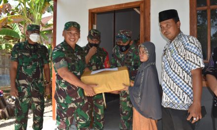 Janda Menangis Ungkapkan Terima Kasih di Depan Irdam , Rumah Reotnya di Bedah TMMD