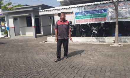 Pak Di Puluhan Tahun Kerja Tukang Parkir , Kini di Samsat Jepara
