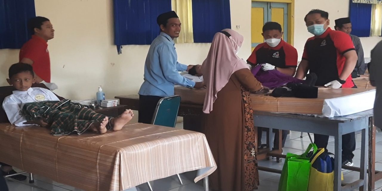 HUT  ke 58 SMPN 1 Pecangaan Alumni  Gelar Khitanan Massal