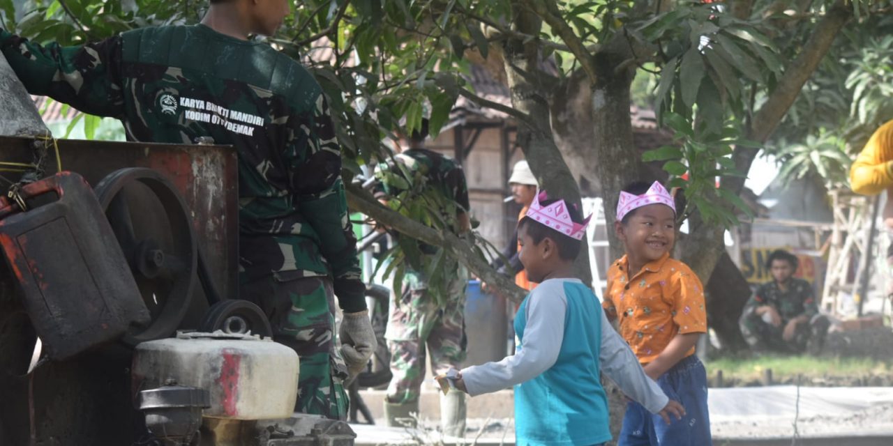 TMMD Di Demak  Akrabkan Anak-Anak Dengan TNI