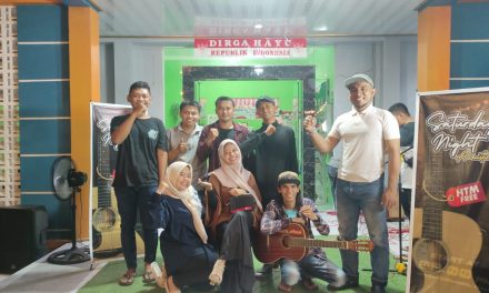 Grup Band Lokal Menghibur Pengunjung Saturday Night Acoustic