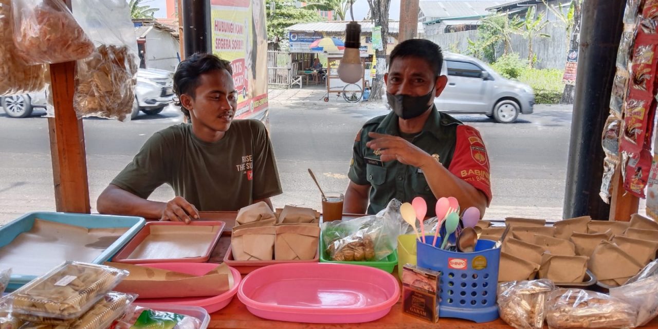 Babinsa Bandungrejo Jalin keakraban dengan Penjual Nasi Kucing