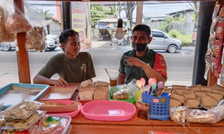 Babinsa Bandungrejo Jalin keakraban dengan Penjual Nasi Kucing