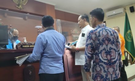 Lawan Bupati, Sekdes Bawa 112 Alat Bukti