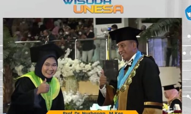 Rektor Unesa Surabaya Berpose Ria Dengan Ribuan Wisudawan