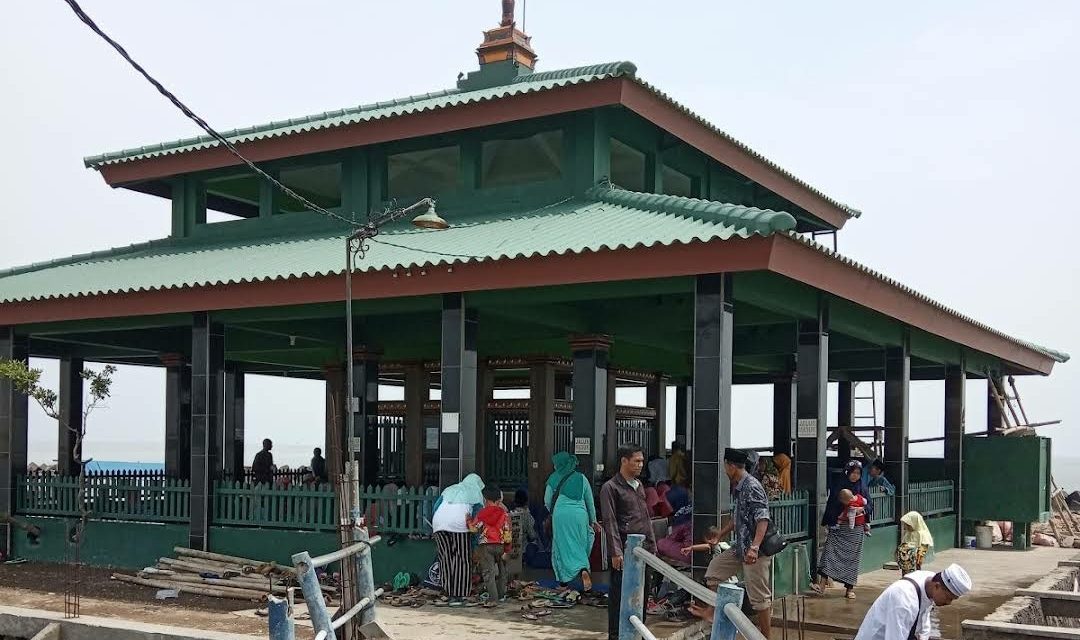 Makam Syeh Mudzakir Bedono Sayung, Makam Di Kelilingi Air Laut