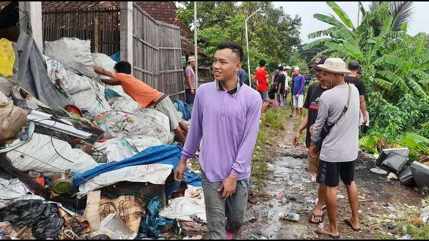 Warga Desa Trengguli Kerja Bakti Bersihkan Lingkungan Untuk Kenyamanan Warga